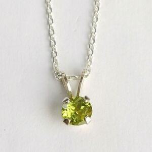 Sterling silver Peridot pendant necklace 🆕